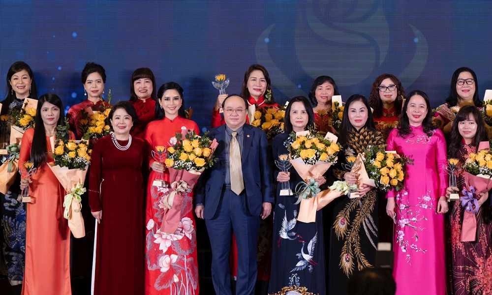 CEO IPPG – doanh nhân Lê Hồng Thuỷ Tiên tiếp tục nhận giải Bông hồng vàng lần 3